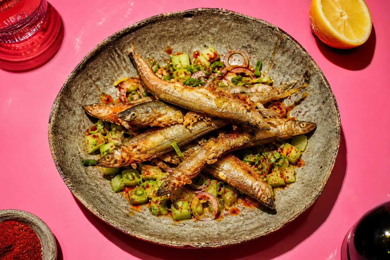 Éperlans frits au piment d’Espelette, sauce gin-concombre