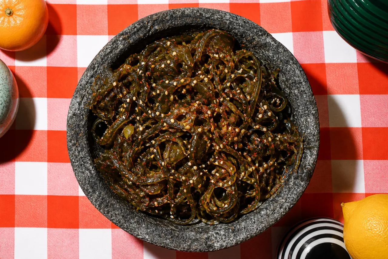 Parae Muchim (Salade coréenne de laitue de mer, huile de sésame et piment)