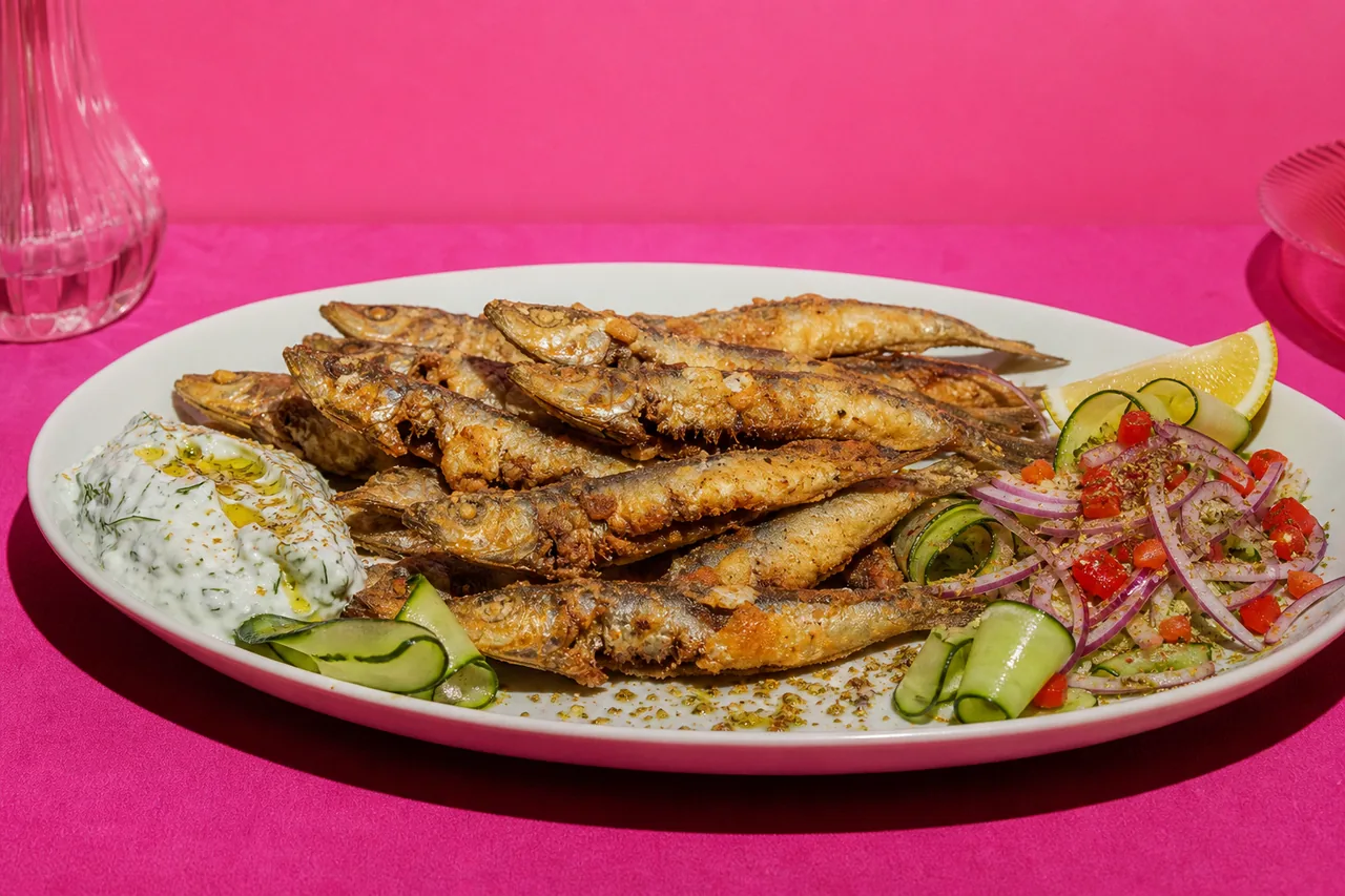 Esprots frits croustillants, tzatziki d’aneth et concombre glacé