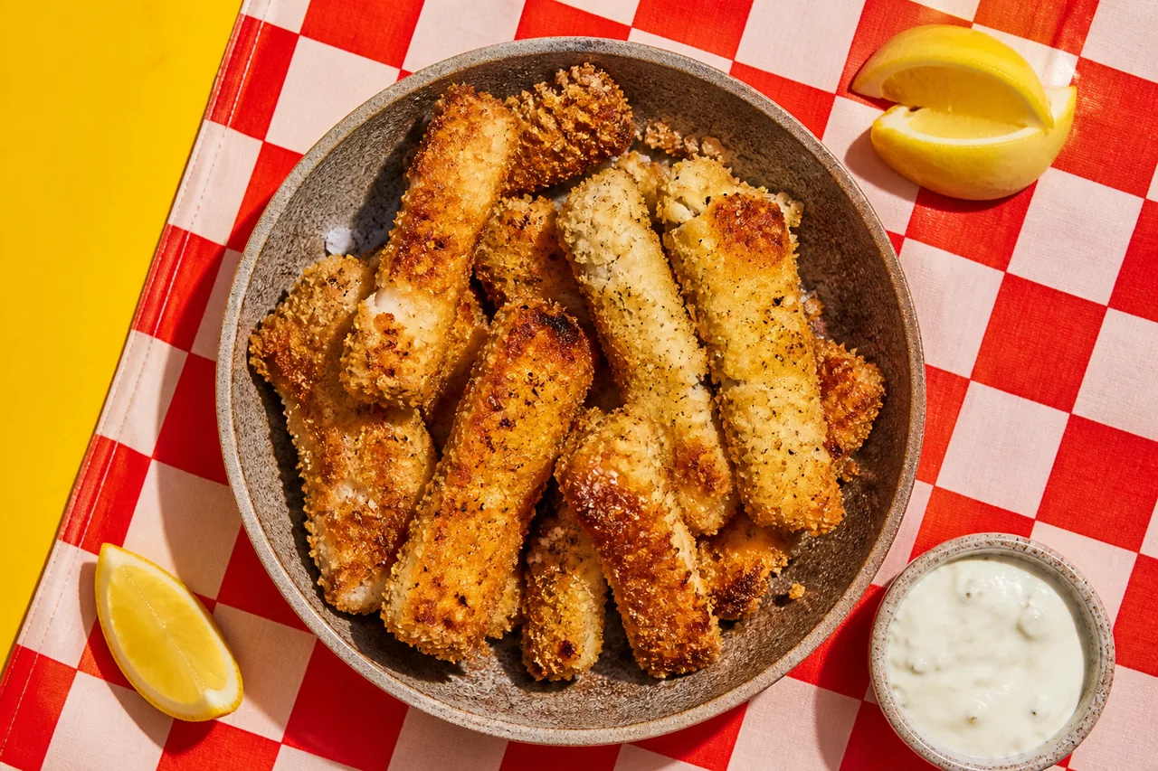 Bâtonnets de merlu panés maison, chapelure dorée, cuits au four