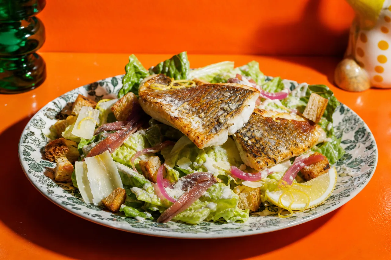 Vieille commune façon salade César, croûtons dorés et anchois fondus