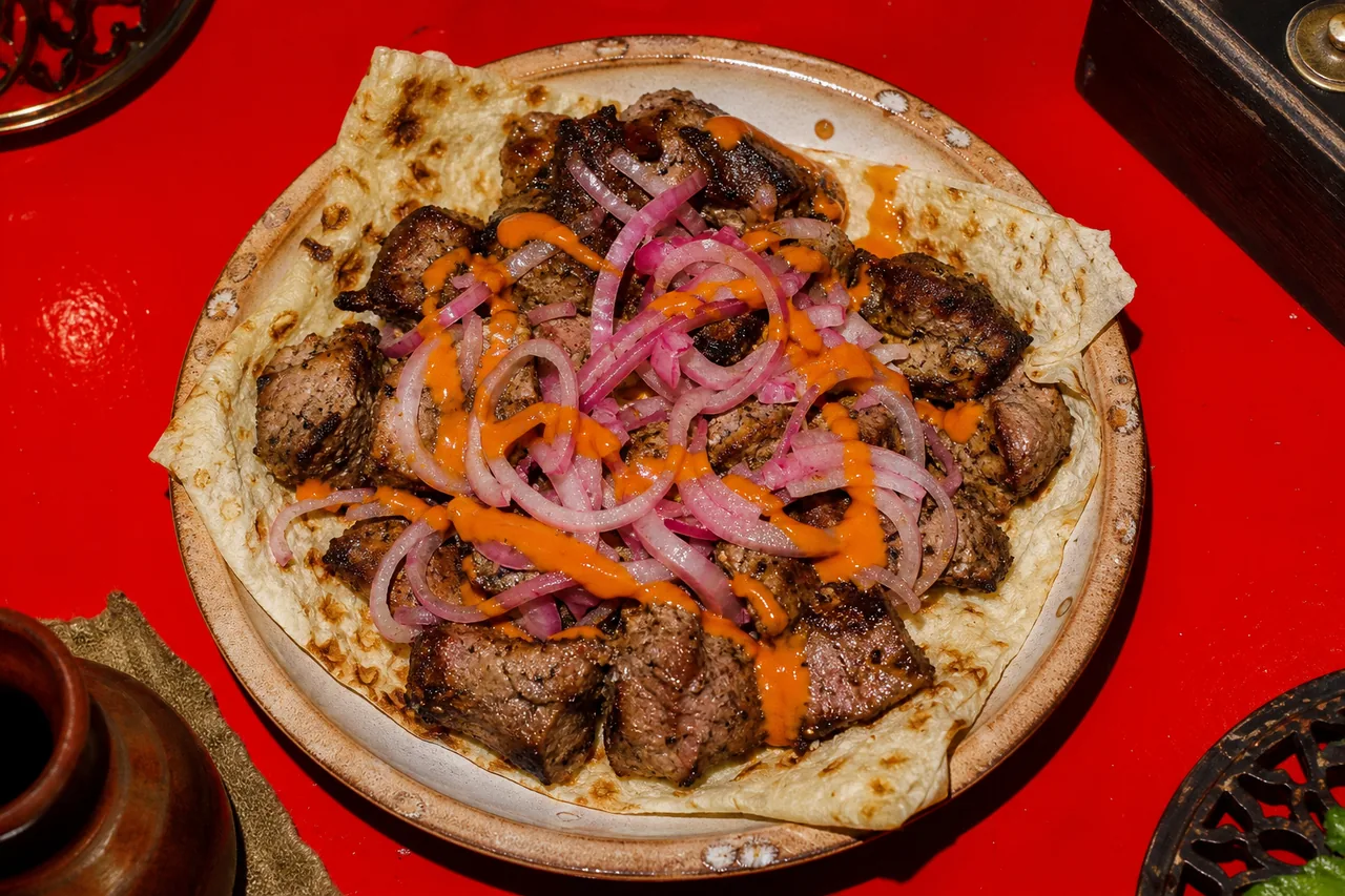 Chachlyk (kebab d'Asie Centrale) avec pain plat et garnitures maison