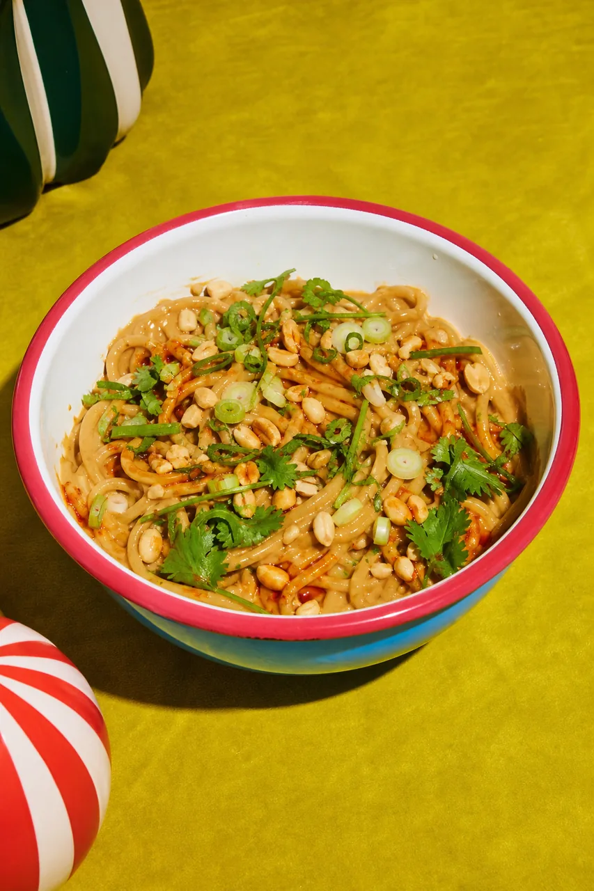 Nouilles miso-cacahuète aux oignons nouveaux