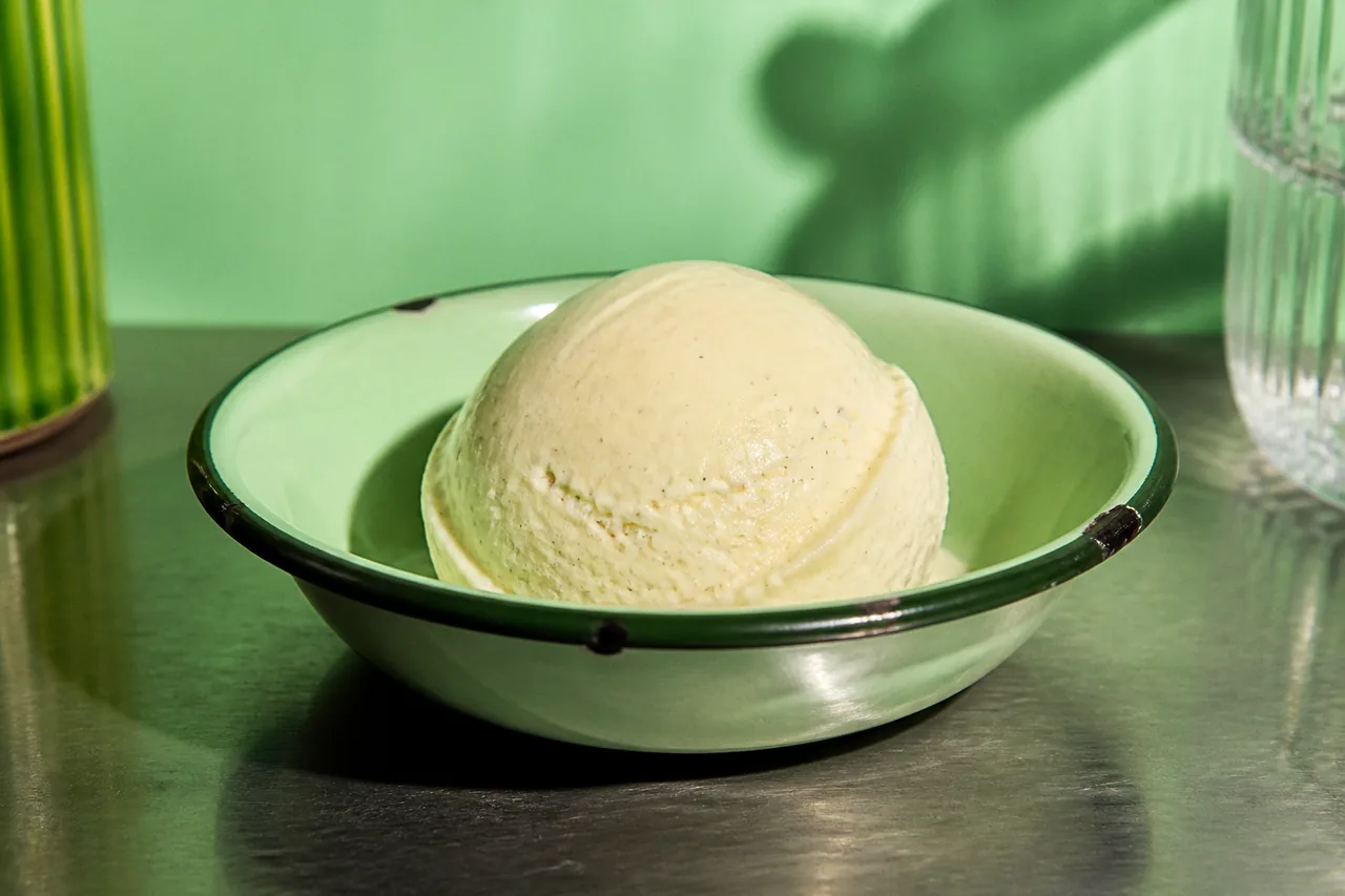 Glace traditionnelle aux feuilles de figuier et à la vanille