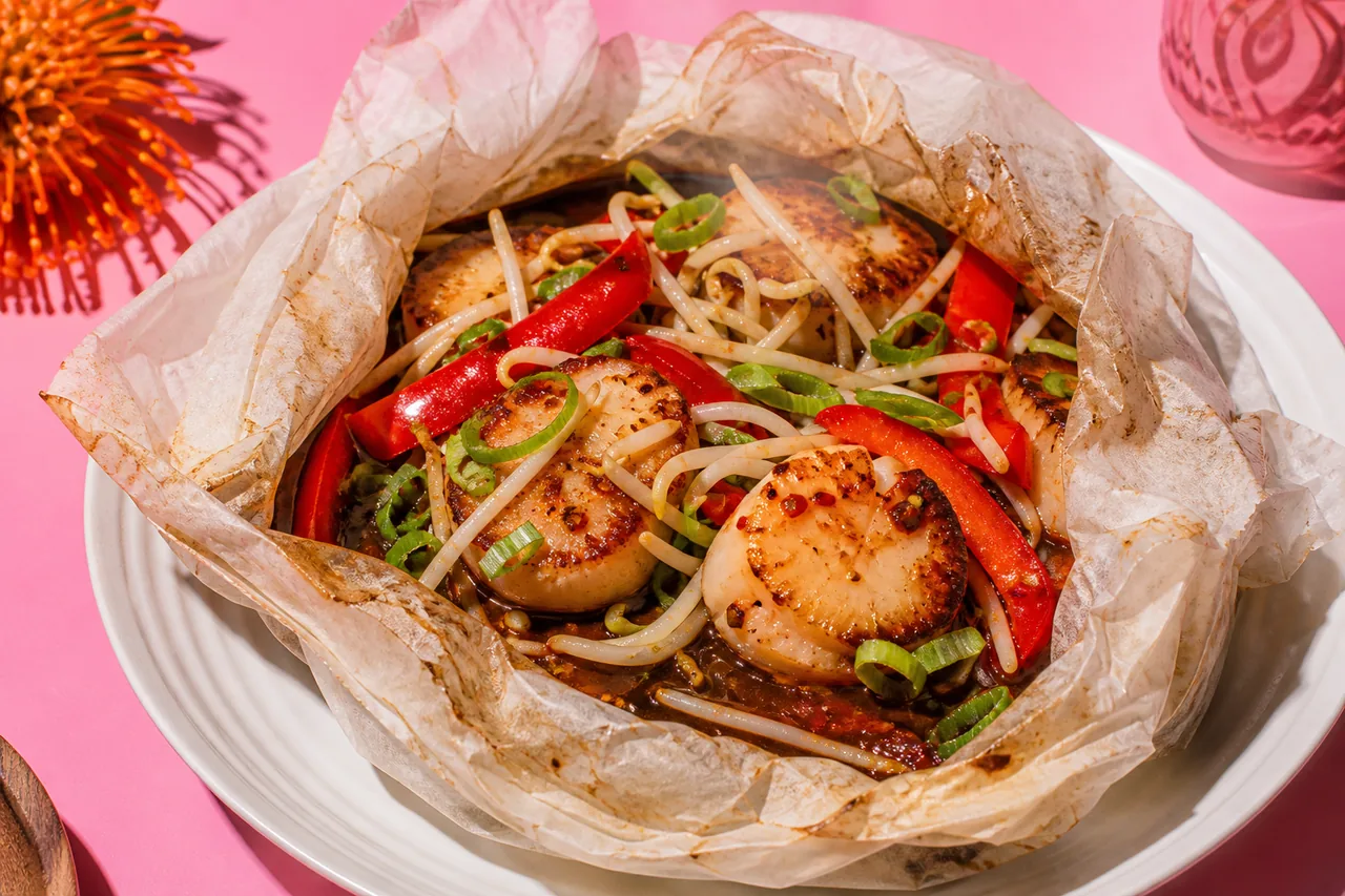 Papillotes de Saint-Jacques au poivron rouge et sauce épicée soja-huître