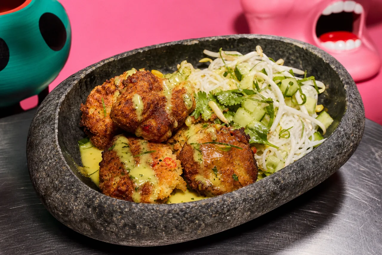 Croquettes thaï de carassin à la citronnelle, hollandaise au combava