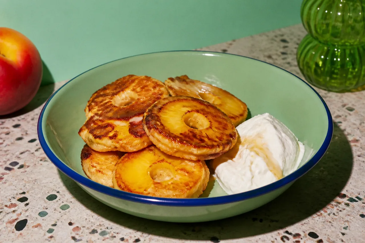 Pancakes aux anneaux de pêche et au fromage cottage