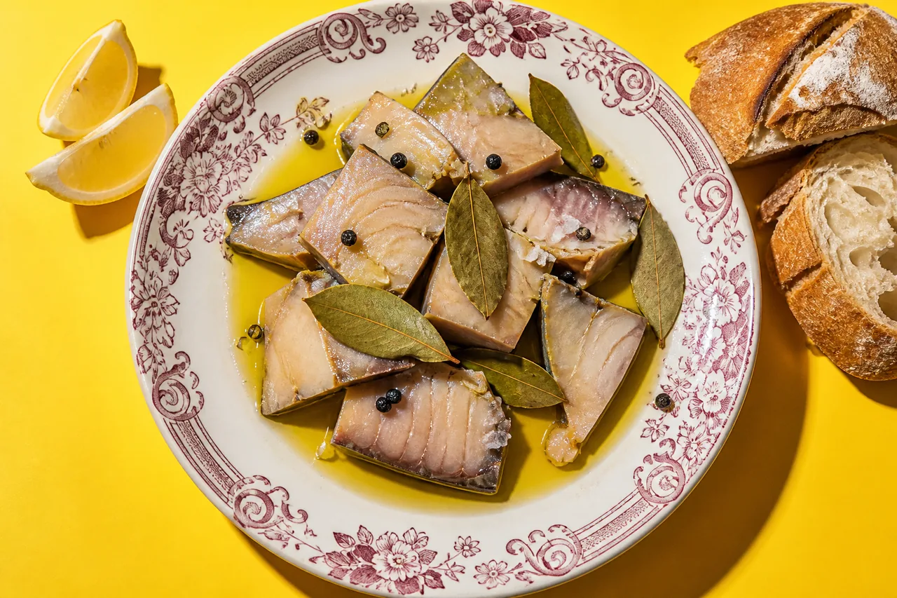 Lakerda de bonite à dos rayé salée et curée à l'huile d'olive (meze turc d'Istanbul)