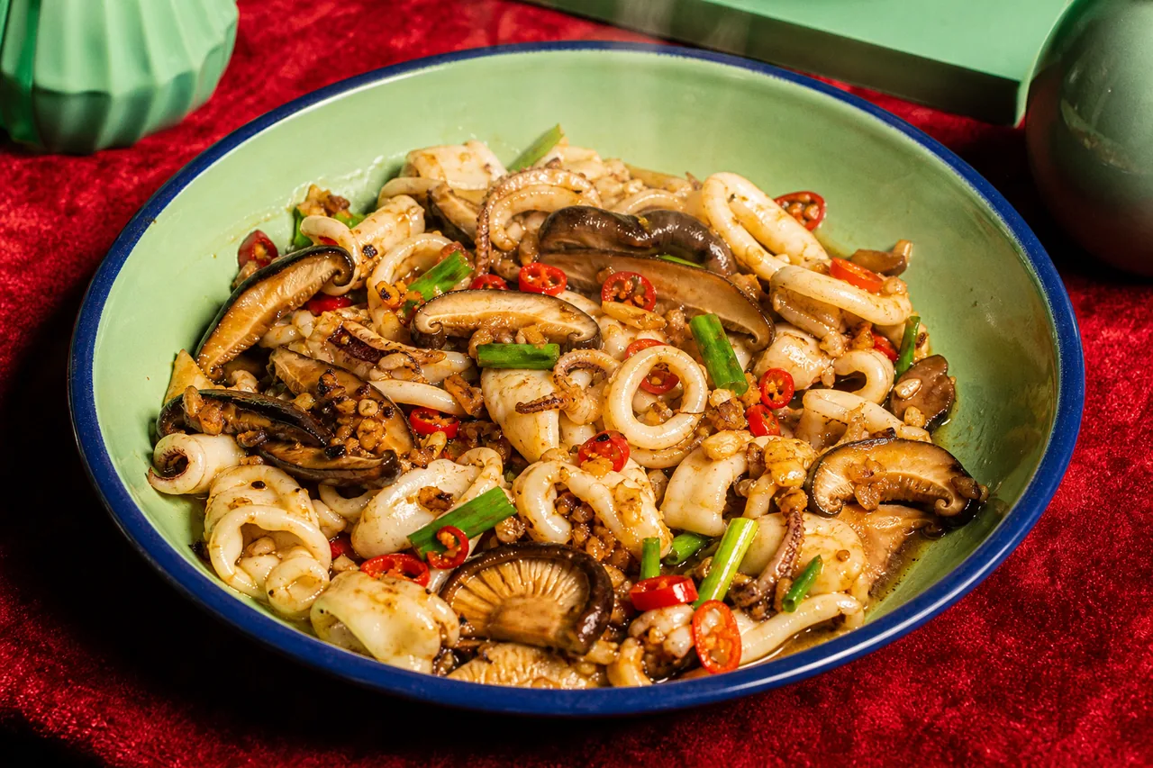 Calamars sautés aux shiitakés, ail et piment