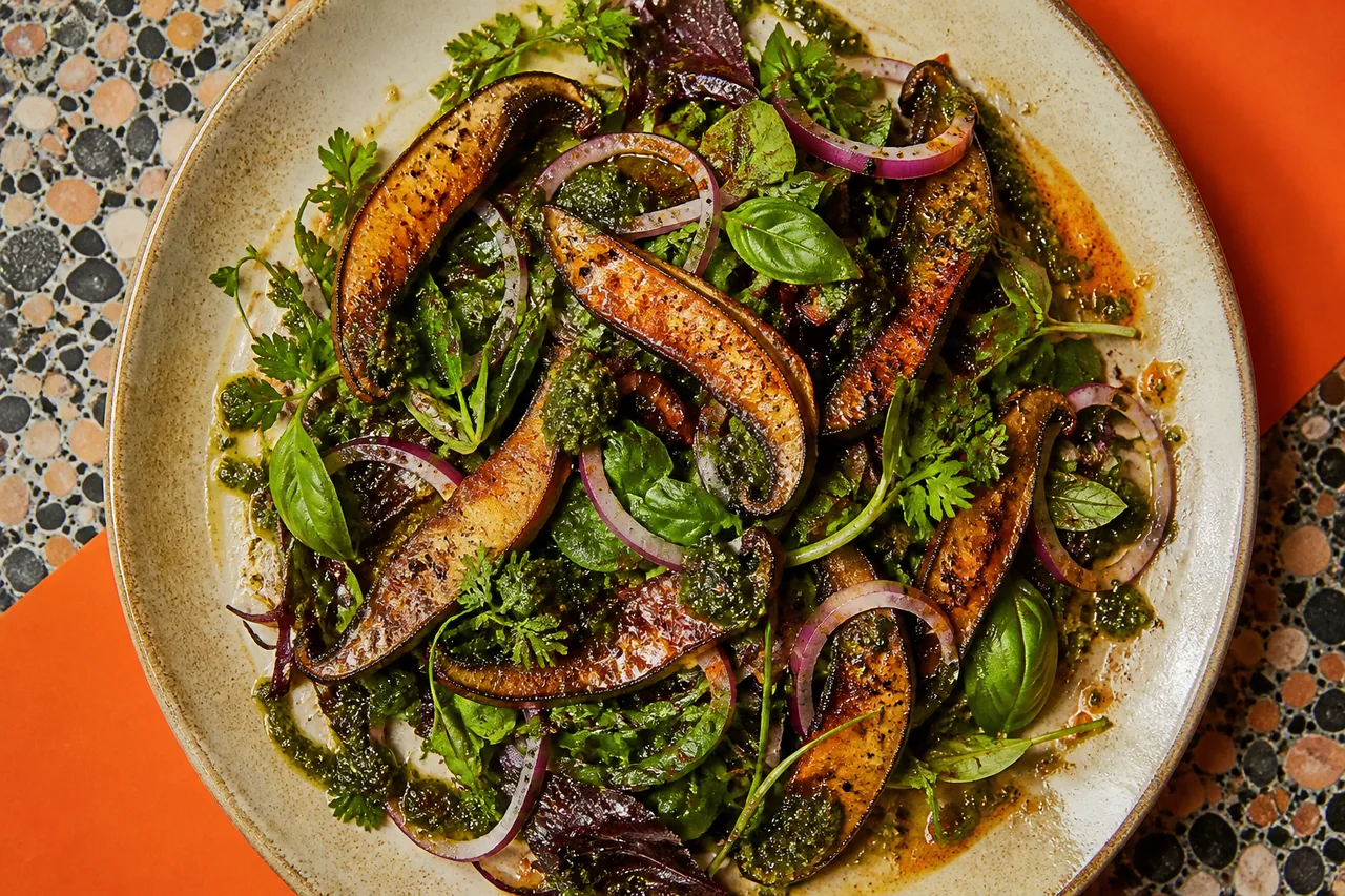 Salade d'herbes fraîches, portobello rôti et oignon rouge mariné