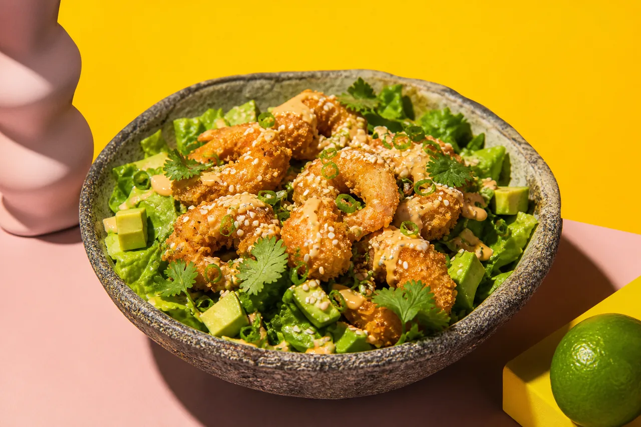 Salade de crevettes croustillantes, crème épicée