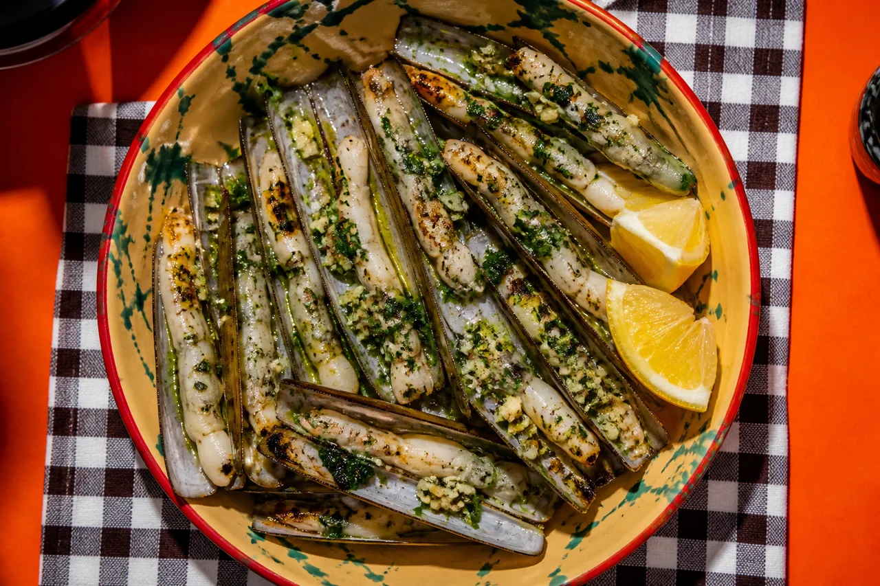 Navajas a la plancha : couteaux communs sauce persillade et citron
