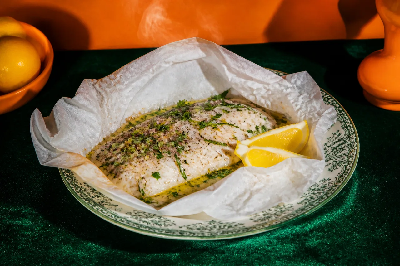 Pompaneau en papillote à la nouvelle-orléans, beurre, vin blanc et fines herbes