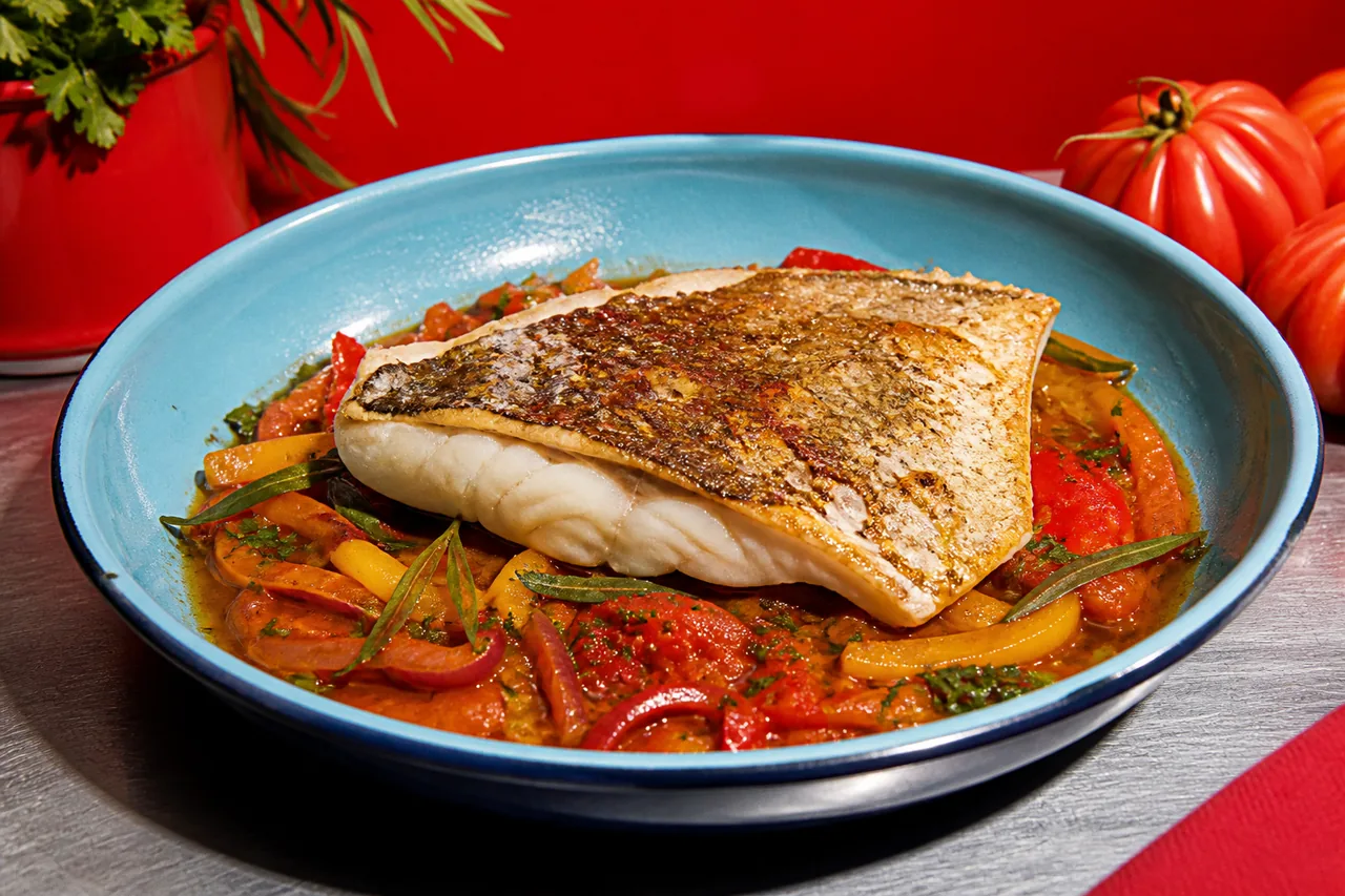 Saint-pierre façon poulet basquaise, piperade fine à l’estragon