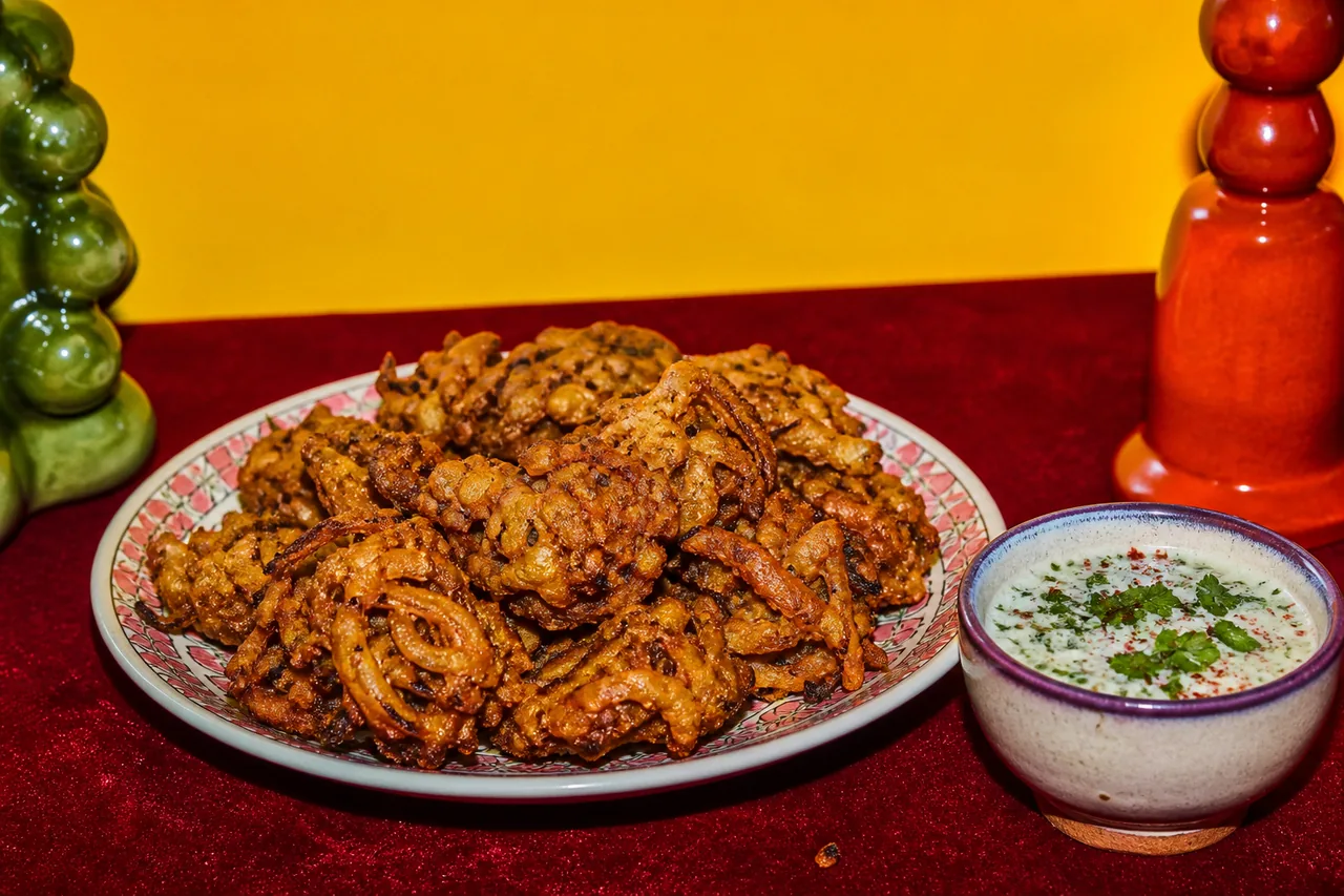 Beignets d'oignons à la farine de pois chiche (Onion Bhaji) avec sauce crémeuse aux herbes