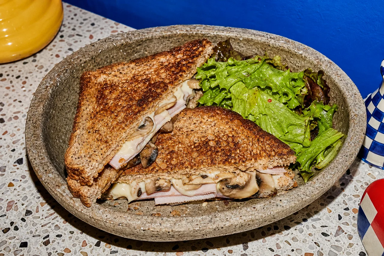 Croque protéiné aux champignons et cancoillotte
