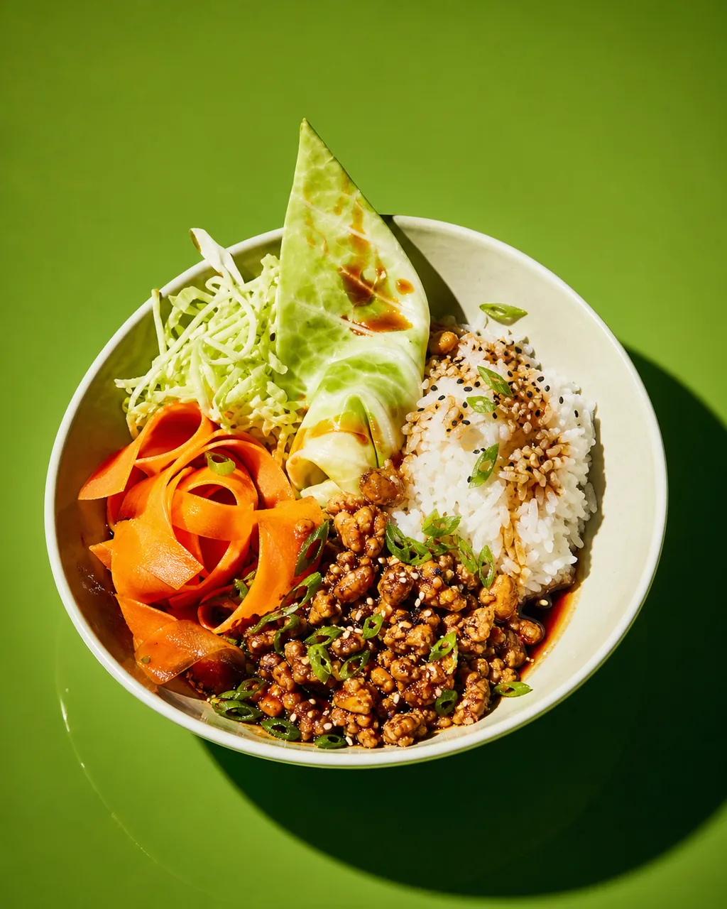 Bowl gyoza paresseux poulet-chou, riz et sauce soja-vinaigre