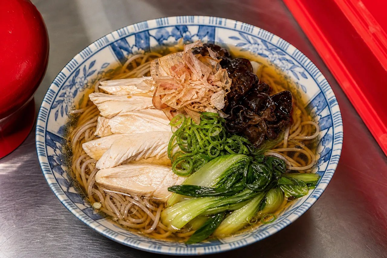Soba au poulet poché, bouillon bonito-sésame