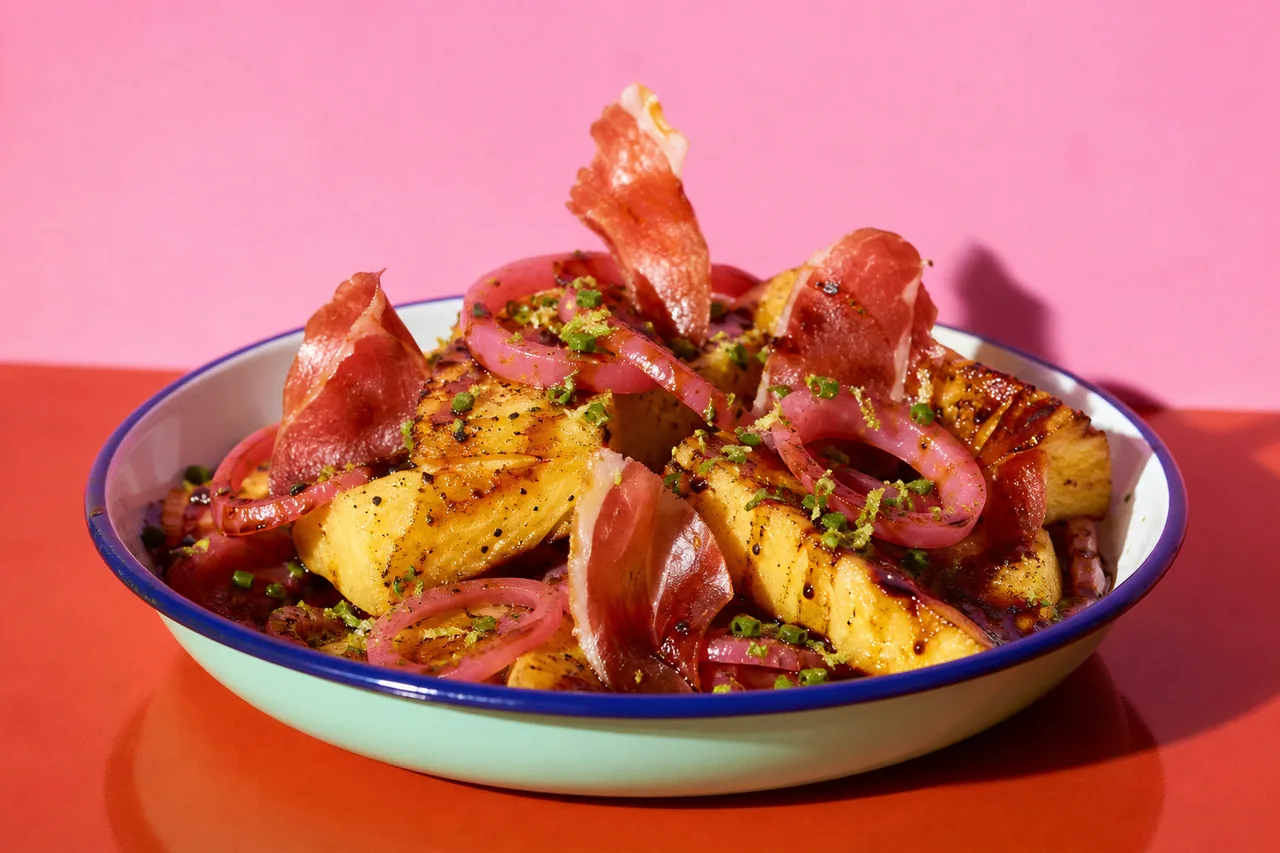Ananas rôti au beurre de paprika fumé, jambon cru croustillant, pickles d'oignon rouge et gastrique balsamique-miel