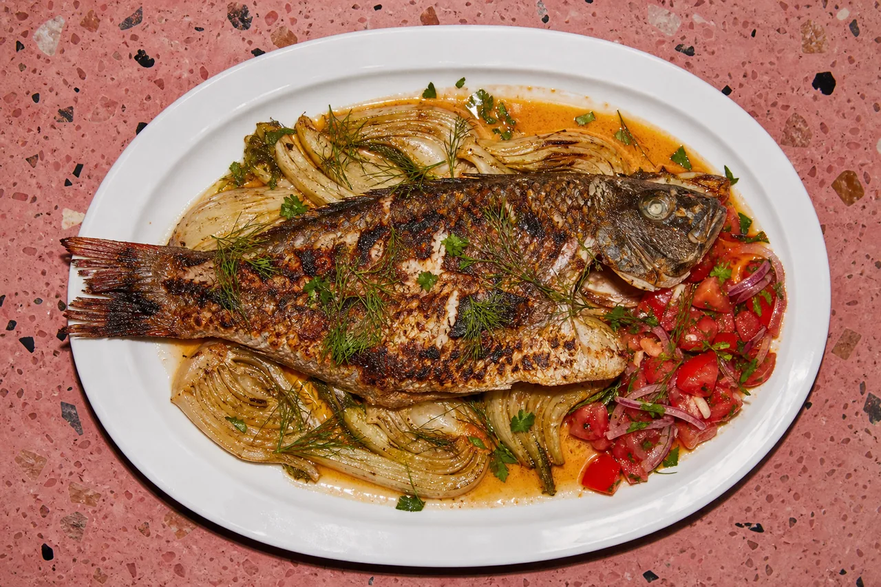 Vieille coquette grillée entière, bisque de gambas, fenouil rôti et tomate vive