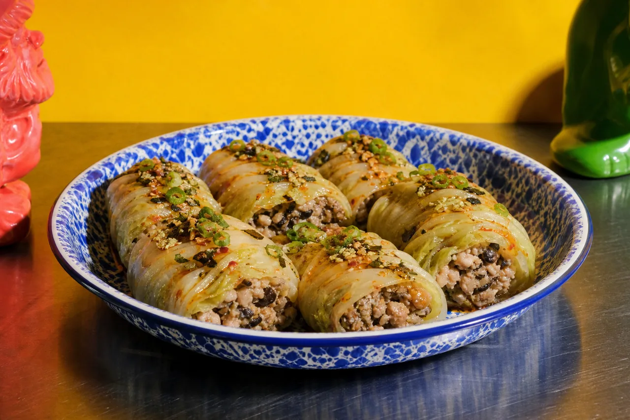 Rouleaux de chou Napa farcis au poulet et aux champignons