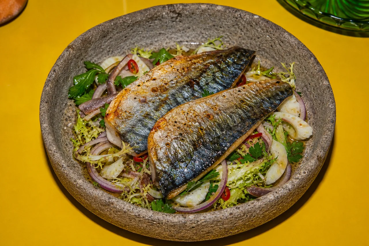 Maquereau au fil de Xérès, oignon rouge croquant et salade amère
