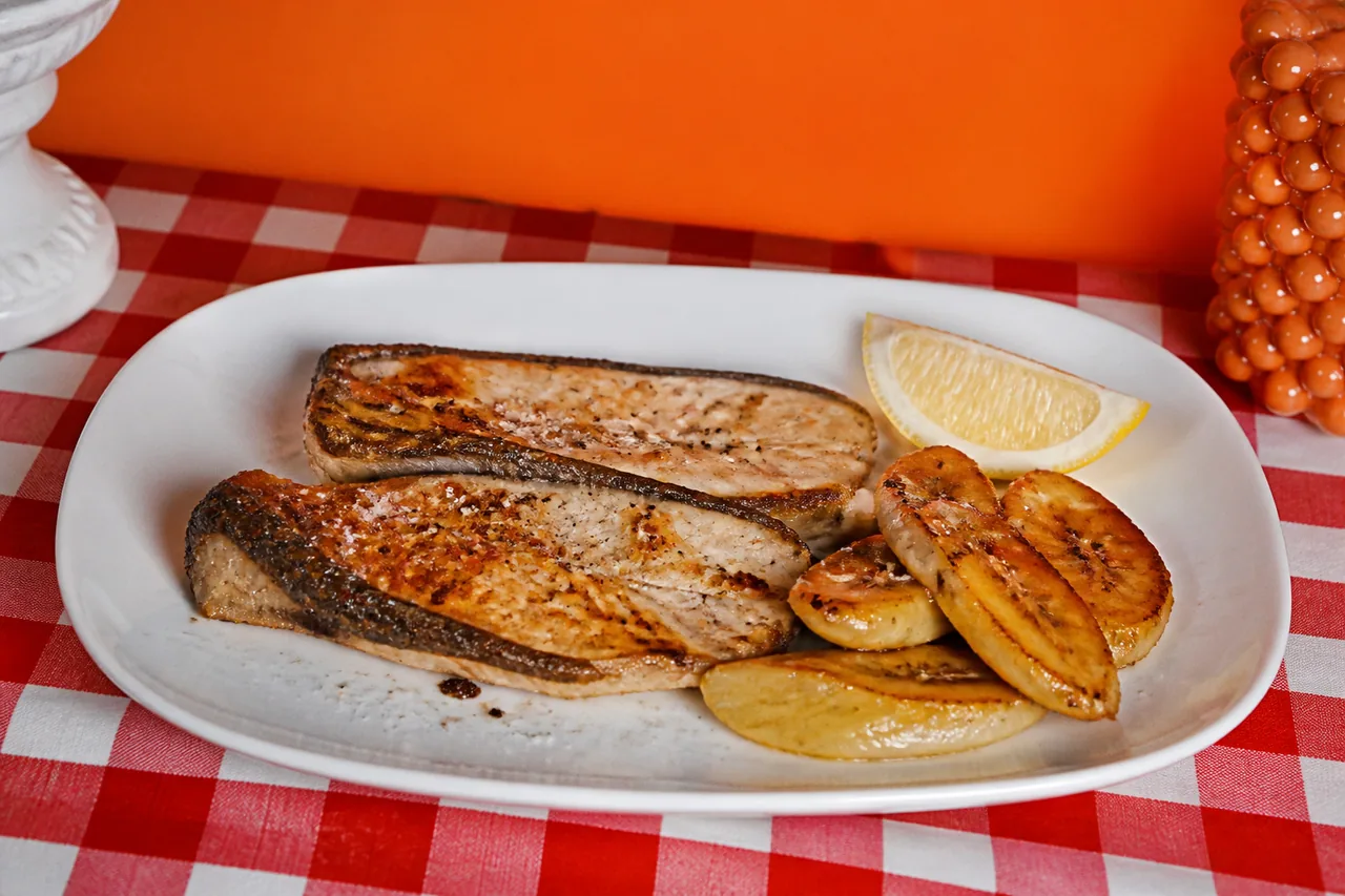 Sabre noir poêlé à la banane frite (spécialité de Madère)