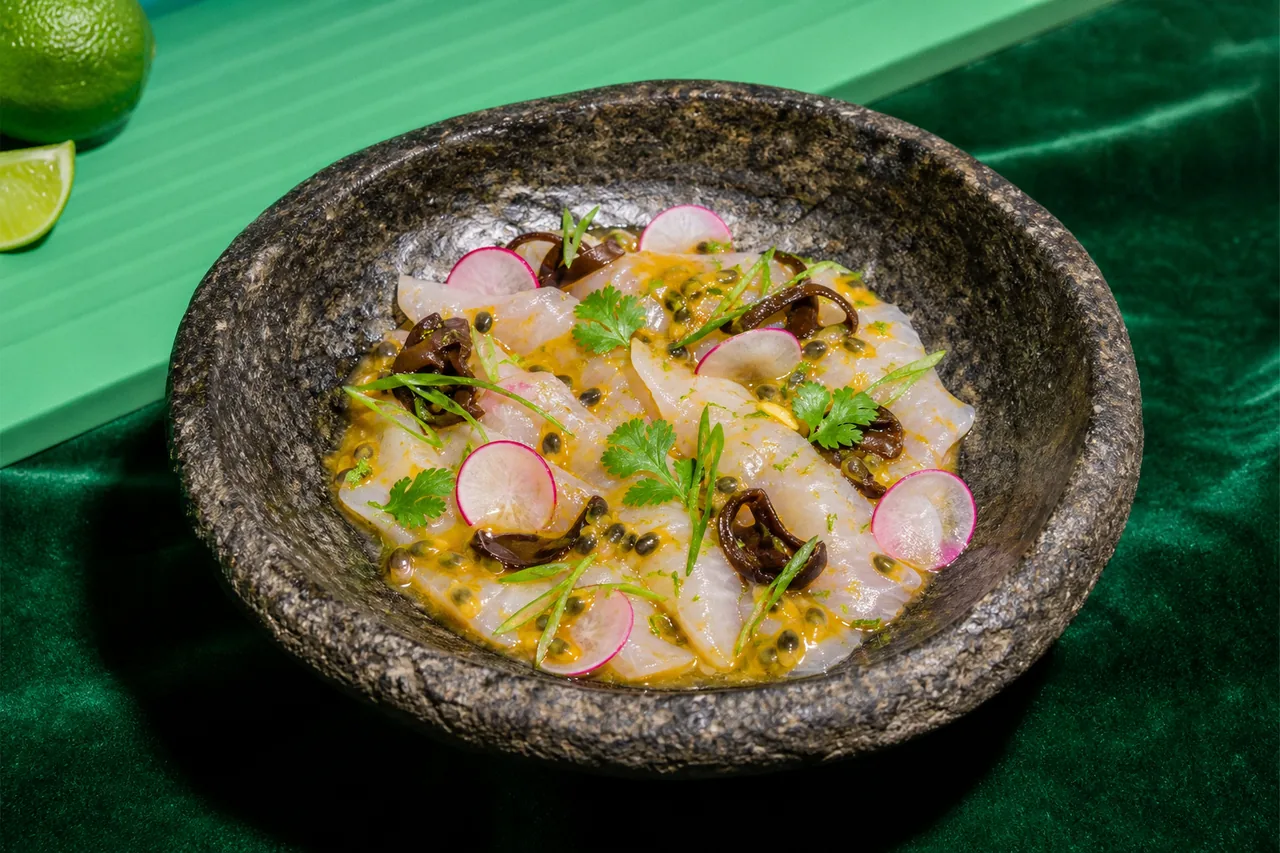 Carpaccio de pagre, passion gingembre et cébette croquante