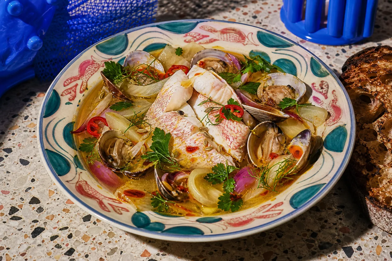 Soupe claire de grondin, palourdes et fenouil au piment doux