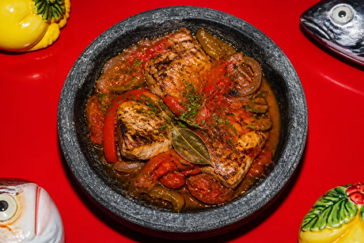 Thon albacore à la basquaise, poivrons, tomates et oignons mijotés