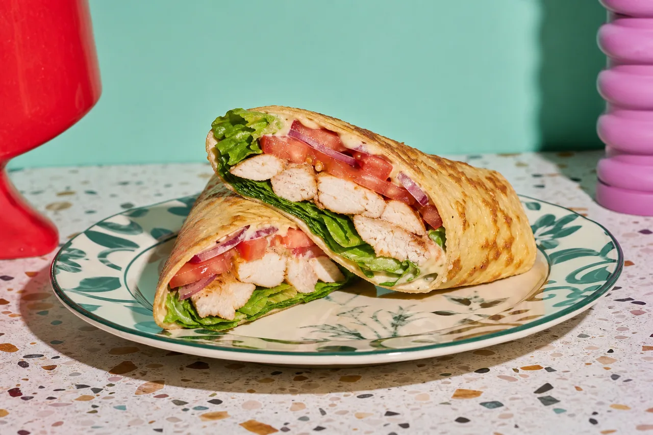 Wrap protéiné au cottage cheese, poulet et crudités