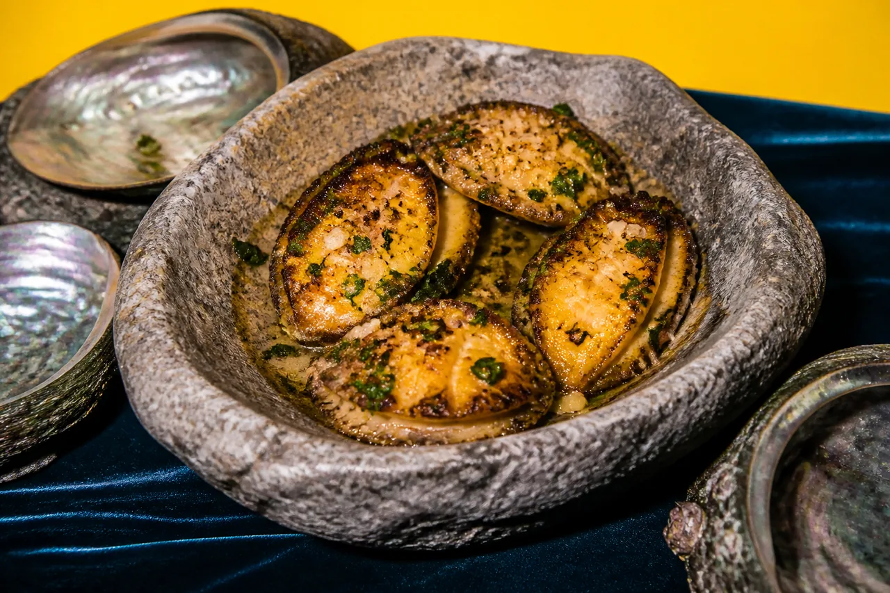 Ormeaux de Bretagne poêlés au beurre, ail et persil