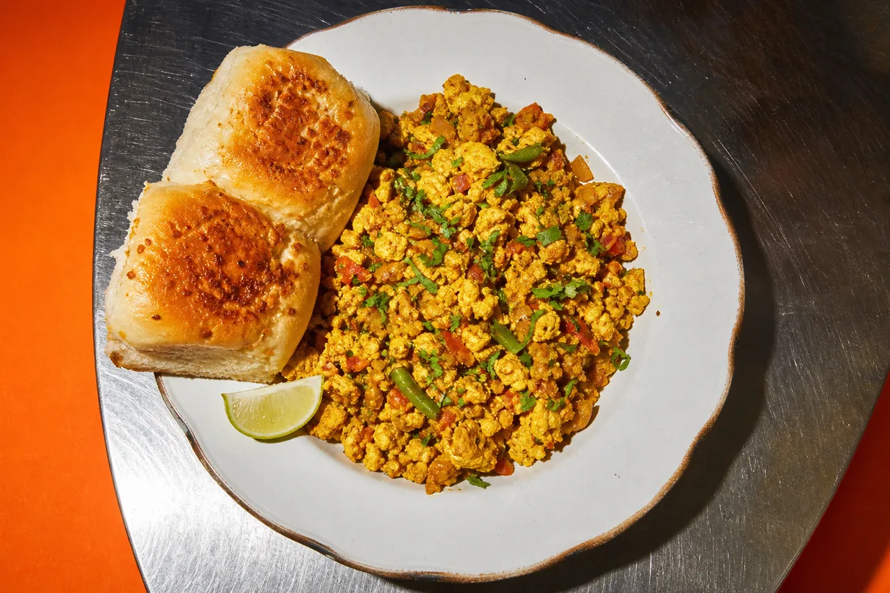 Tofu akuri (tofu brouillé épicé parsi)