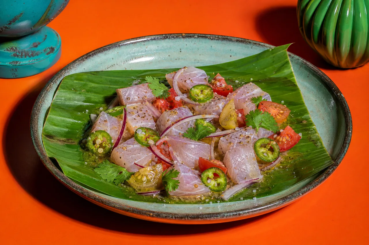 Ceviche de sériole à la feuille de bananier, citron vert, tomate et coriandre