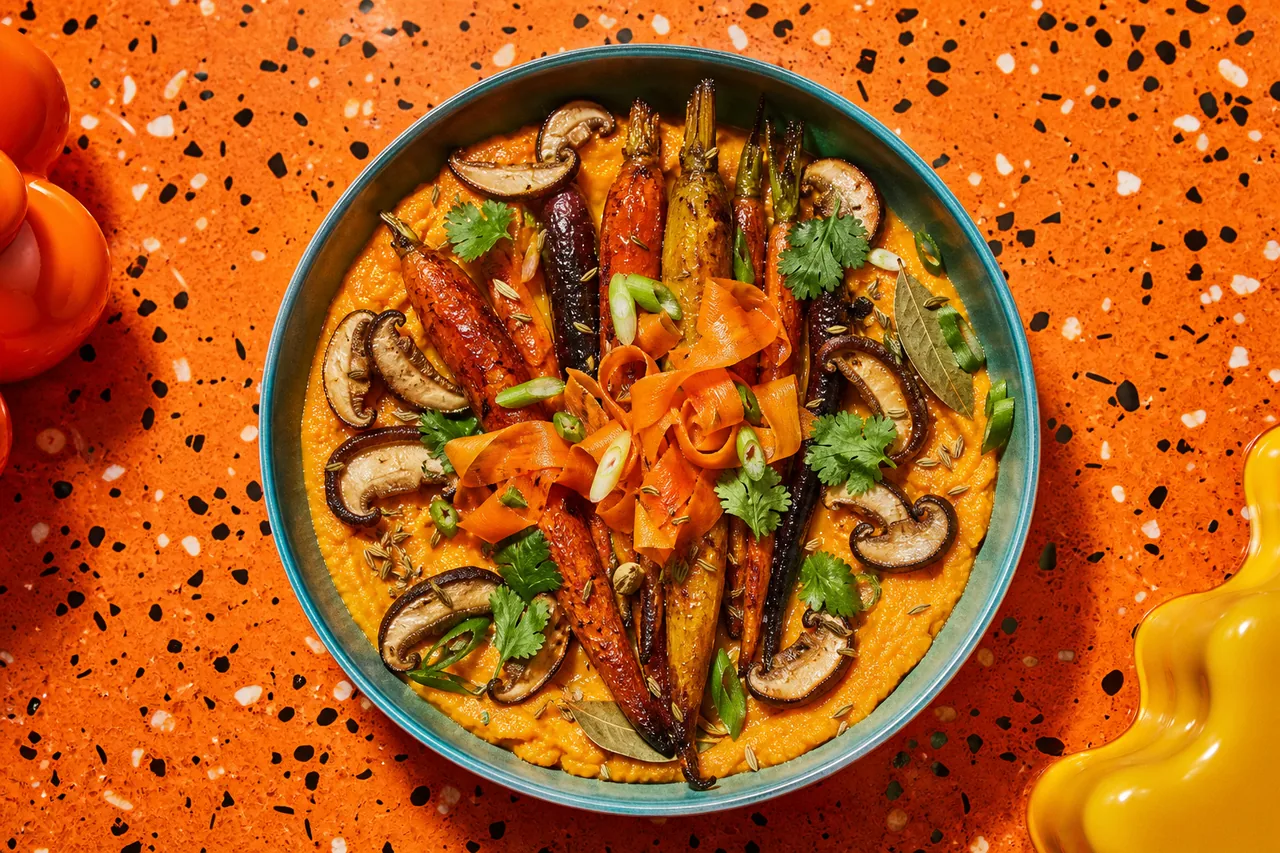 Carottes laquées au beurre noisette et cardamome, purée de lentilles corail au curcuma, pickles de carotte et shiitakes poêlés
