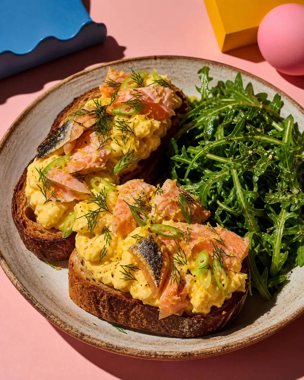 Toasts à la truite fumée et œufs brouillés crémeux