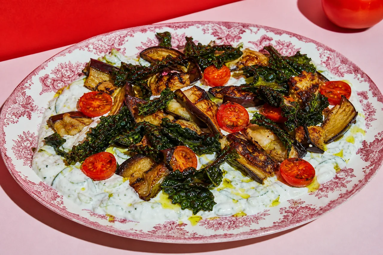 Aubergines rôties et chou kale croustillant au yaourt