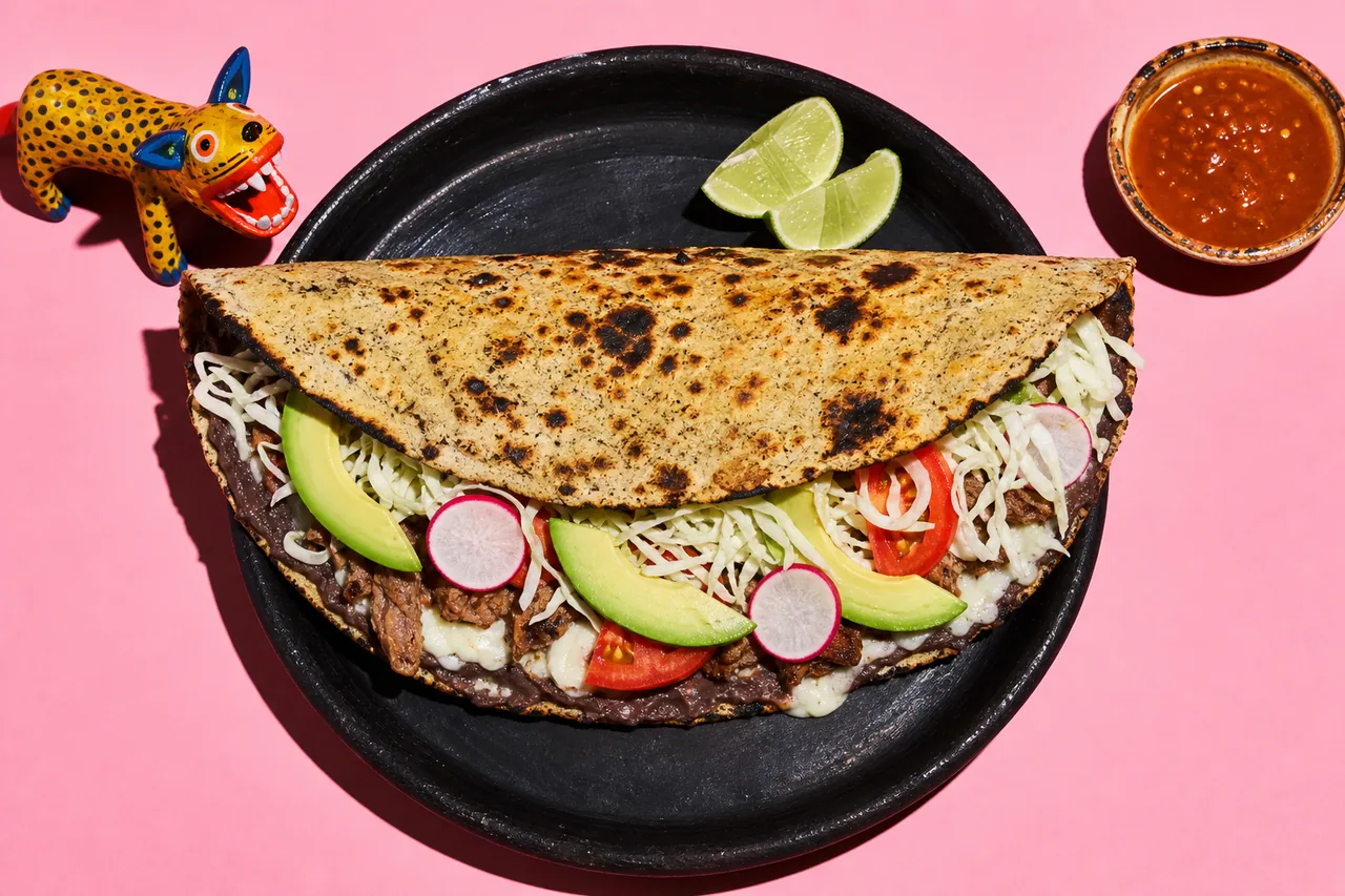 Tlayuda oaxaqueña traditionnelle au tasajo