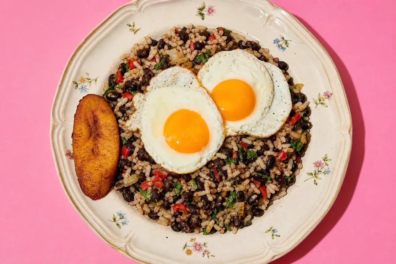 Gallo pinto et œufs au plat