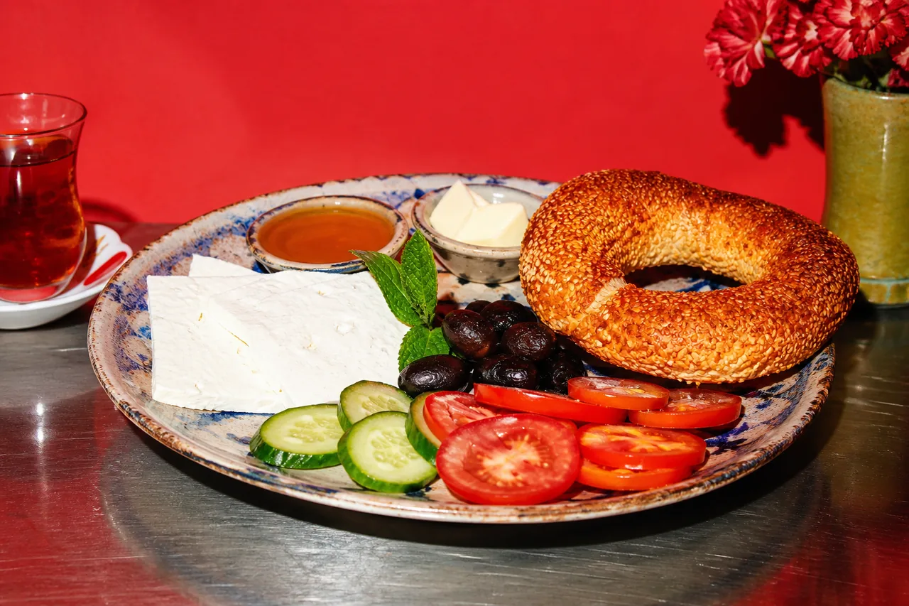 Simit, fromage et olives