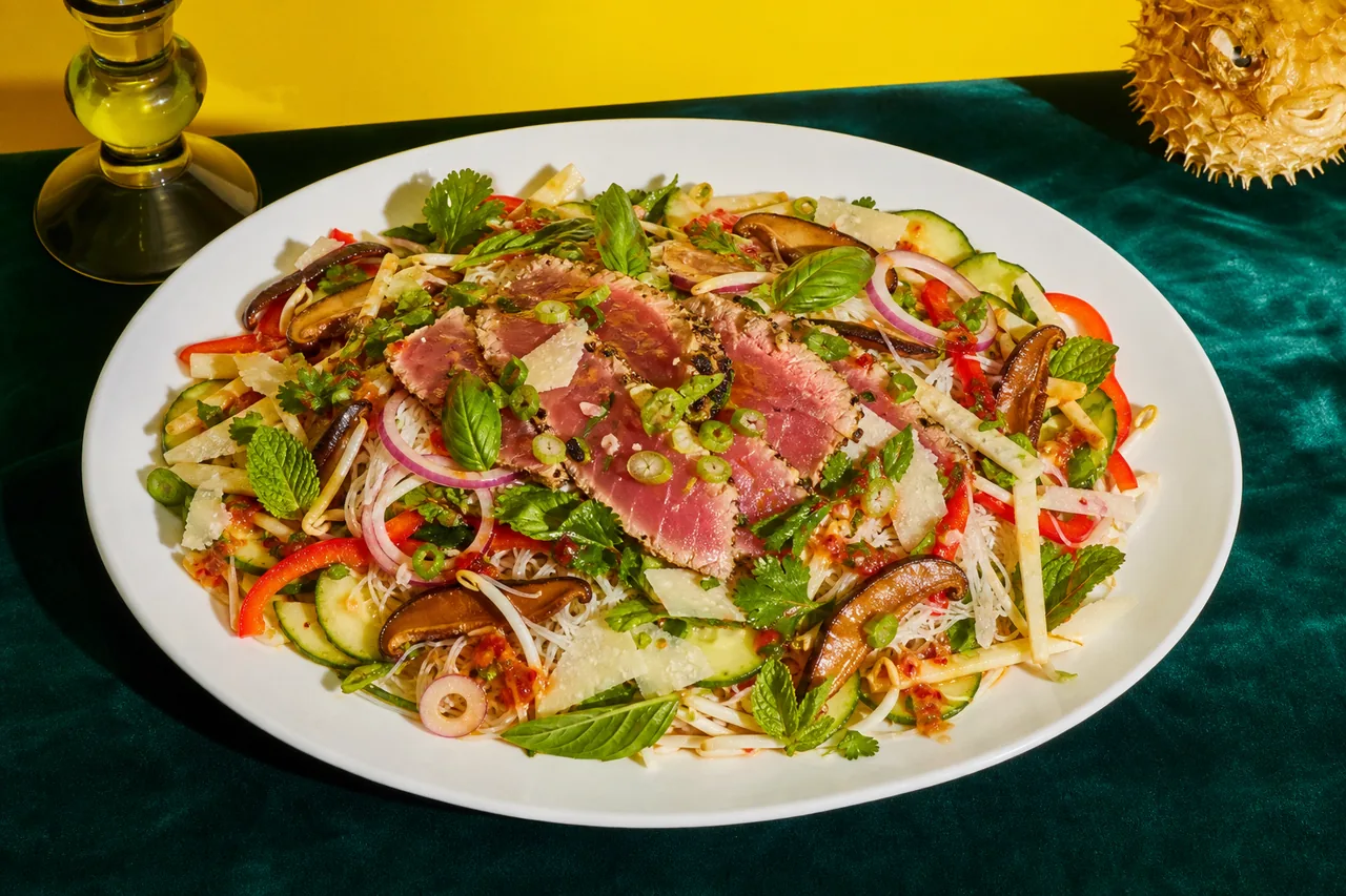 Yam Nua de la mer : salade de thon grillé aux champignons et miso, relevée au piment