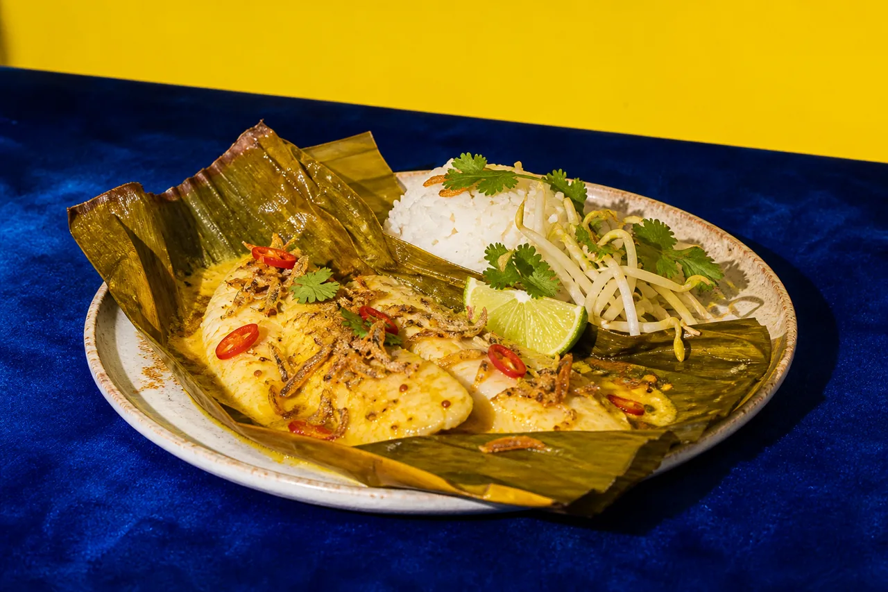 Petite roussette au curry et curcuma en feuille de bananier, riz coco et croustillant de chirimen jako