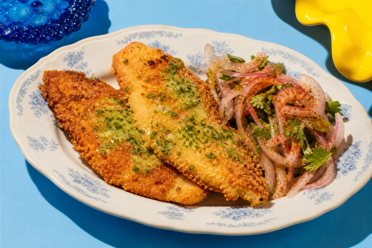 Sole-pôle panée au panko, beurre maître d’hôtel citronné et salade vive d’oignon rouge