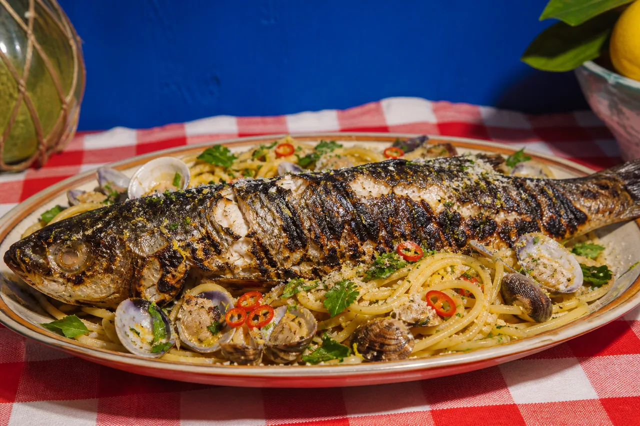 Mulet lippu entier grillé, spaghetti aux palourdes et neige de boutargue