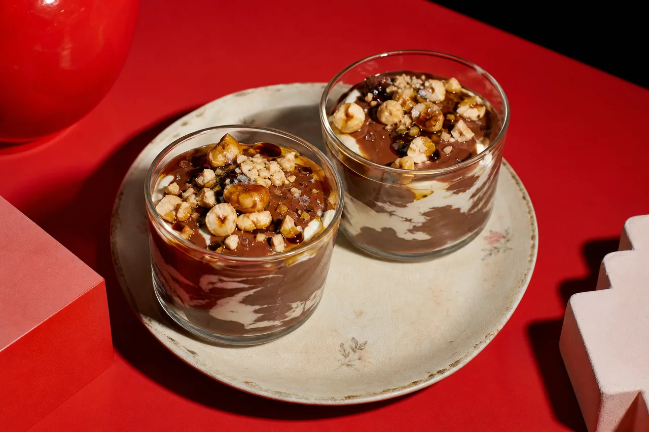 Mousse chèvre-chocolat noir, craquant noisette et trait de balsamique