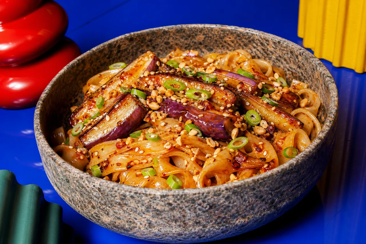 Nouilles aux aubergines fondantes, sauce piquante aux cacahuètes