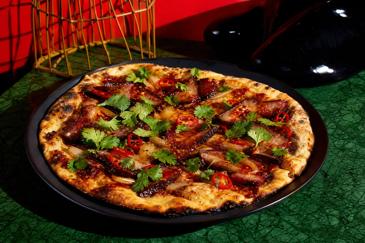 Pizza croustillante au porc char siu, huile pimentée et coriandre