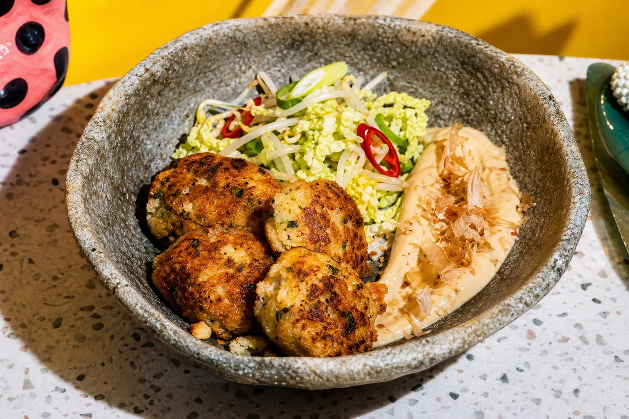 Croquettes de lieu noir, aïoli au katsuobushi et salade croquante de chou napa