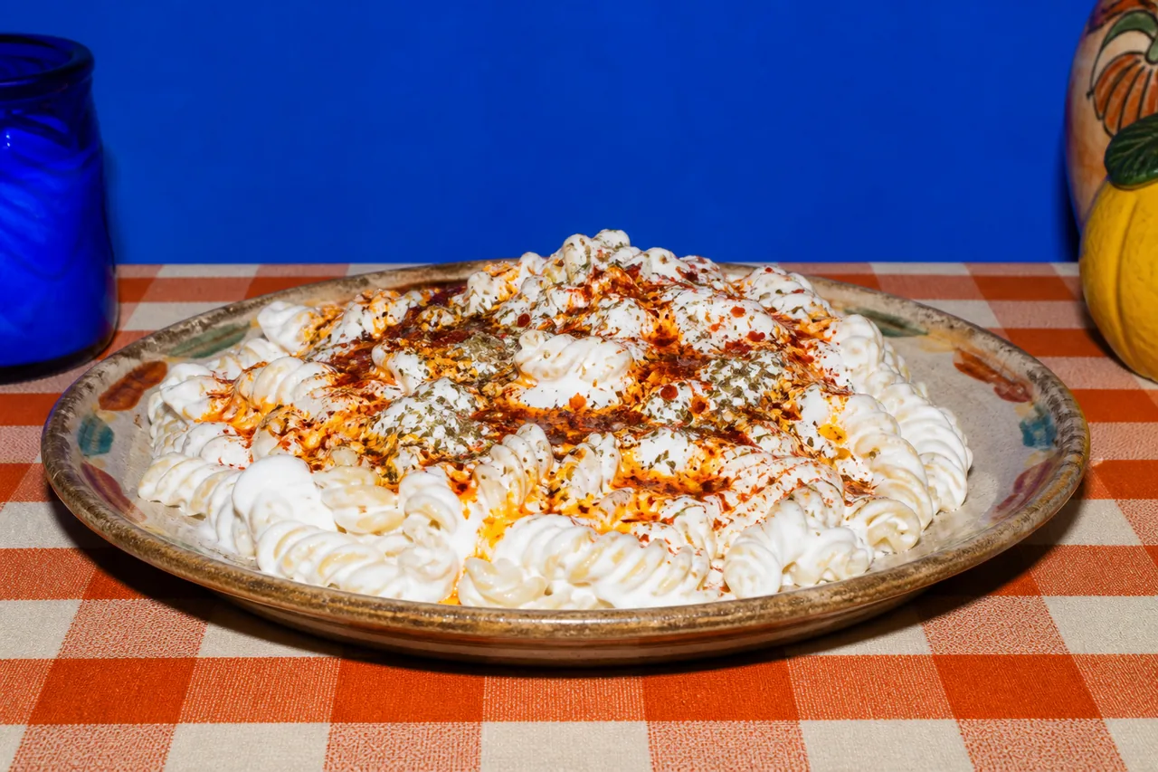 Turkish pasta yaourt et beurre paprika