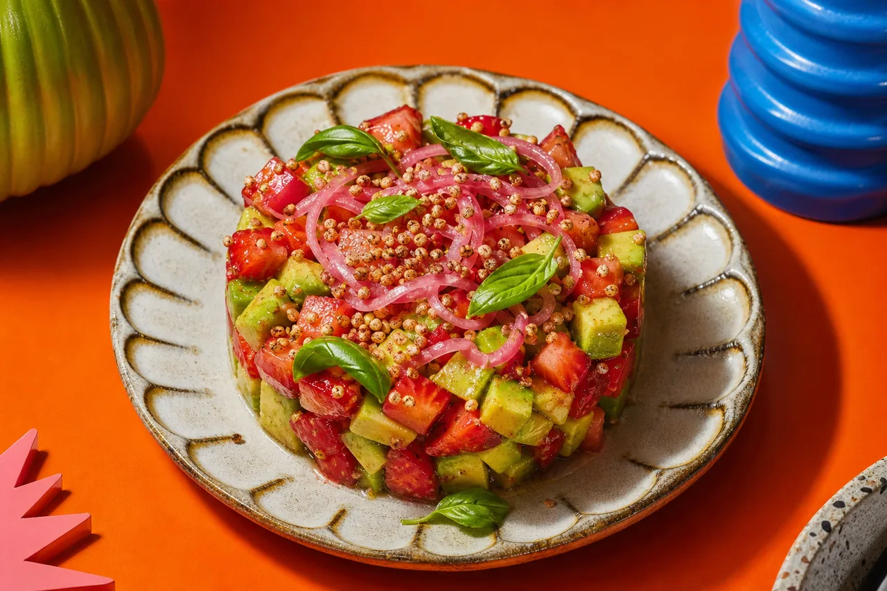 Tartare d'avocat et fraises, pickles d'oignon rouge et quinoa soufflé croustillant
